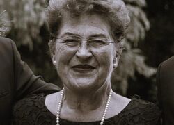 Schwarzweiß-Aufnahme einer lächelnden Frau