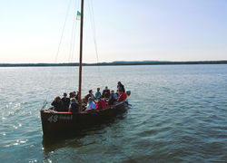Alle an Bord Teilnehmer*innen im Boot
